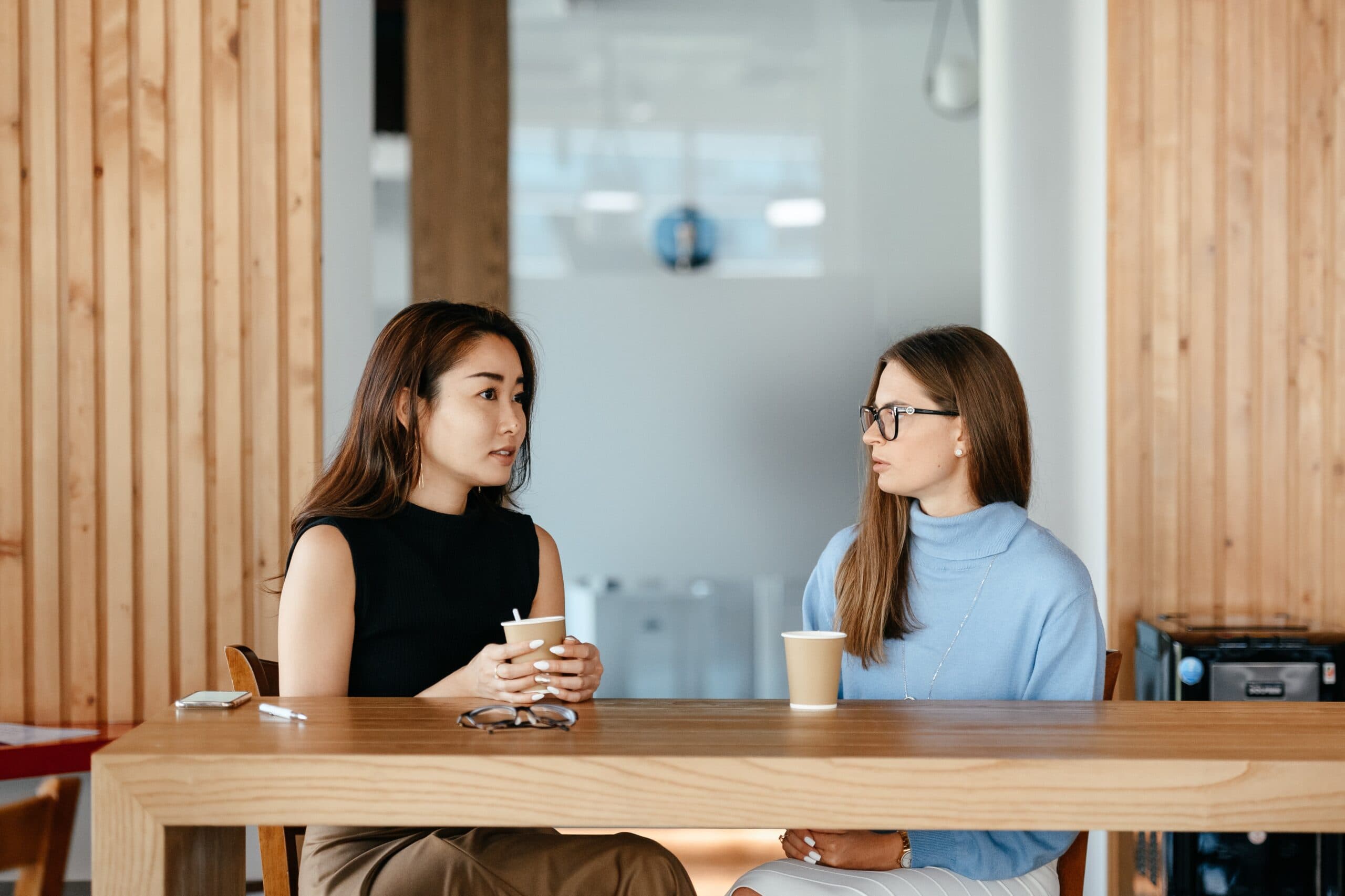 Image of a boss and employee exchanging feedback